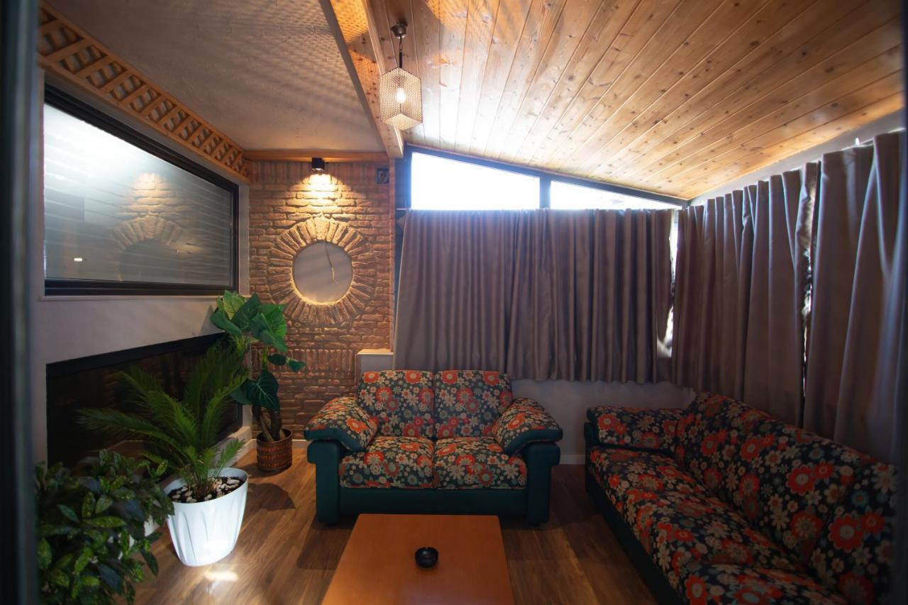 Vila Mariss Korce Exterior foto